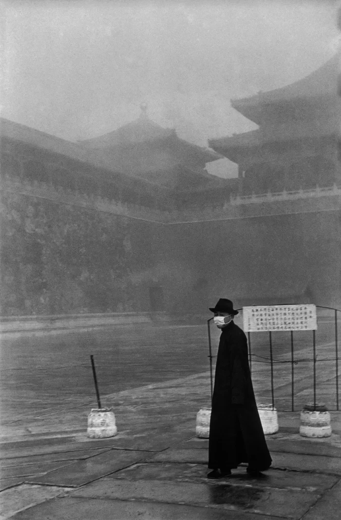 一位參觀者行經紫禁城午門前北平，1948年12月。©Fondation Henri Cartier-Bresson / Magnum Photos-圖片